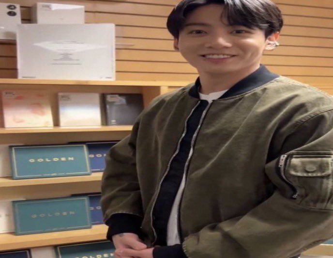 Armyndrea's tweet photo. Yo tomándome la foto al lado de algún producto de la pop-up cuando mi mamá me diga que me pare ahí 😂😂😂😂 https://t.co/jCgNzx0fdz