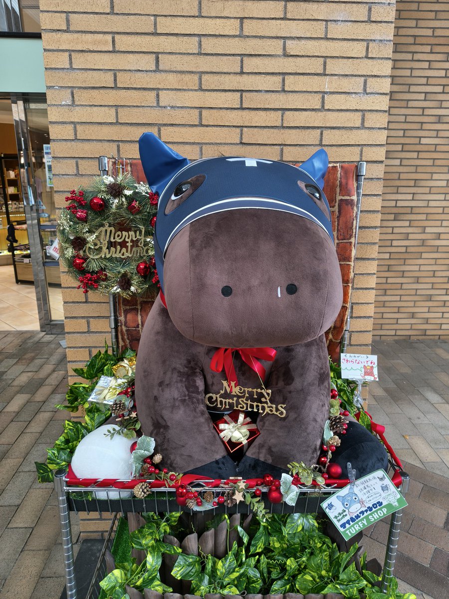 新潟競馬場のでかぬいマイネルファンロンはクリスマス仕様になっていました。