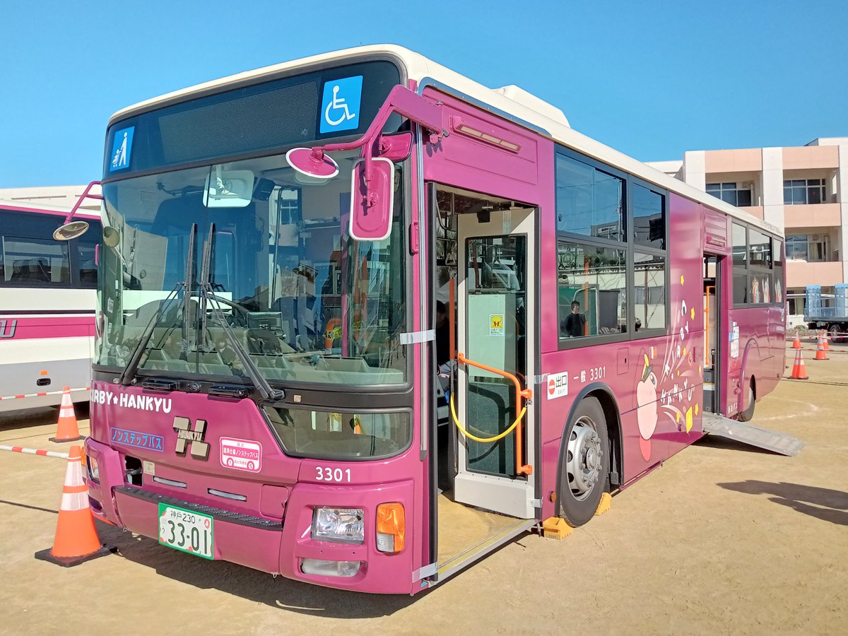 阪急バス 猪3301｢カービィ号｣ (三菱ふそう2PG-MP38FM) 茨7232 (いすゞ