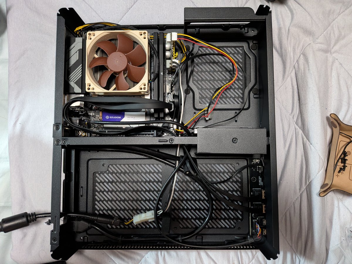 kugelregen's tweet image. ずいぶん時間がたってしまったが、 #自作PCオフ会秋25 でいただいた #FractalDesign の NODE 202 をやっと開封できた。
とりあえずサブに入れていたMini-ITXシステムを移植してみたがビデオカード無し＋ACアダプタ電源ということでものすごくスペースが余ってしまった(笑)