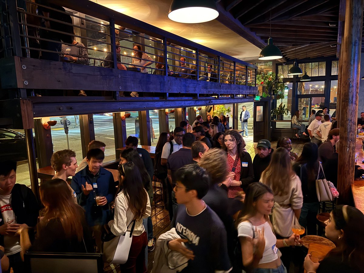 clnrhys's tweet image. Huge turnout at the Lenny&apos;s Newsletter #SFTechWeek meetup. The bar only had space for 200 people, and we had over 400 come by 😬    

 Big thank you to everyone for giving us an excuse to bring people together.    

This community rocks.