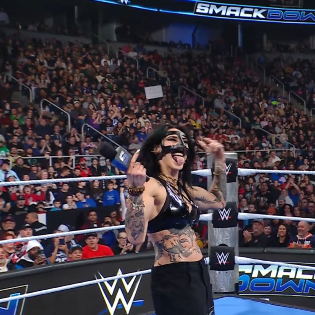 We all love <a href="/RheaRipley_WWE/">RheaRipley_WWE</a> 🤩 #SmackDown #RheaRipley