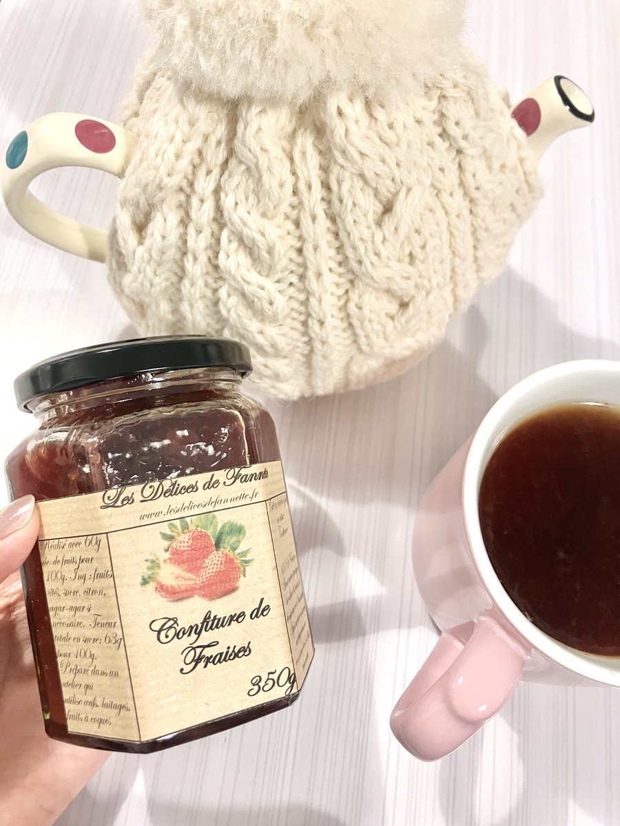 ブラックティーに苺ジャムを入れるという天才大発明をしました〜❣️❣️
美味しいからみんな試してくれ。スプーン大盛り二杯ぐらい入れてね。
しかもこのウールのポットカバーがあると、お茶が1時間ぐらい余裕で保温できる。
最近おうちカフェが充実してる〜☕️🍓🐏