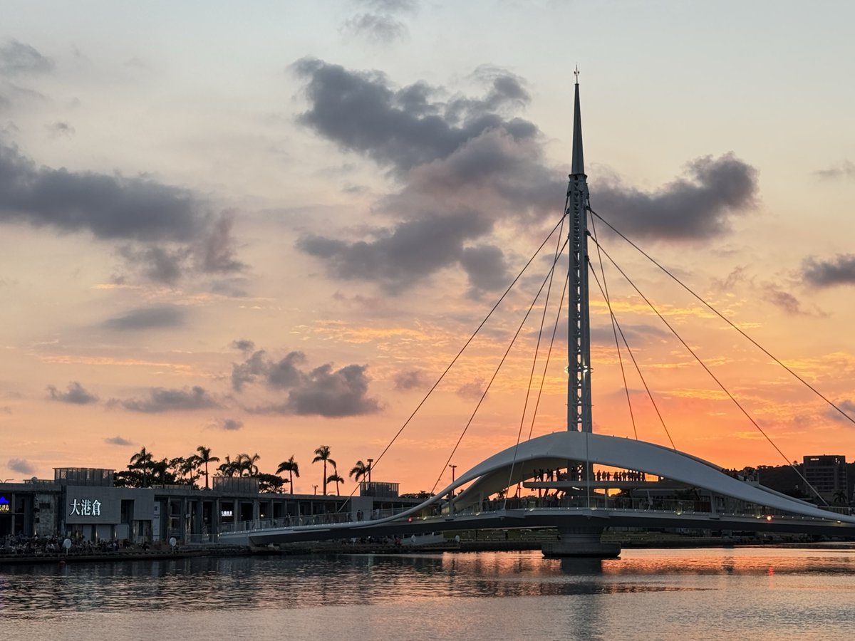 fleger_vtuber's tweet image. 大家早安啊(´▽｀)
昨天是發夜景的高雄大港橋
今天夕陽的高雄大港橋www
大家喜歡清晨、黃昏、深夜哪個時段呢？
芙蕾格好喜歡日落的時候
那時候的天空很好看
但如果是做事情我喜歡深夜🤣

#台v #台灣vtuber #台灣 #vtuber #出道準備中 #新人vtuber #擴散希望