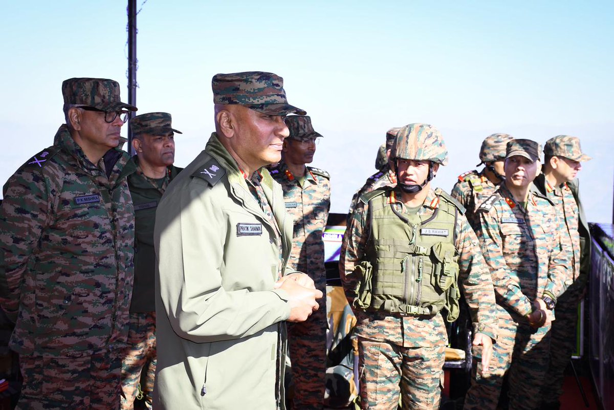 prodefencejammu's tweet image. Lt Gen Pratik Sharma, #ArmyCdrNC, visited #Nowshera and #BimberGali Sectors to review operational preparedness. #ArmyCdrNC interacted with troops along the Line of Control, commending their high morale, professionalism and sustained operational efficiency. He was briefed on…
