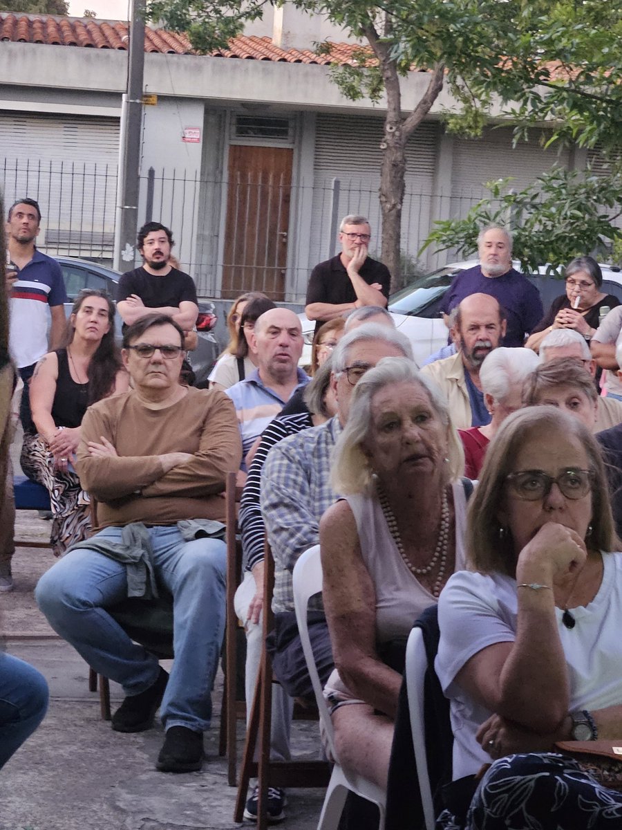 El Intendente en el barrio. También el alcalde y otros integrantes del gobierno municipal