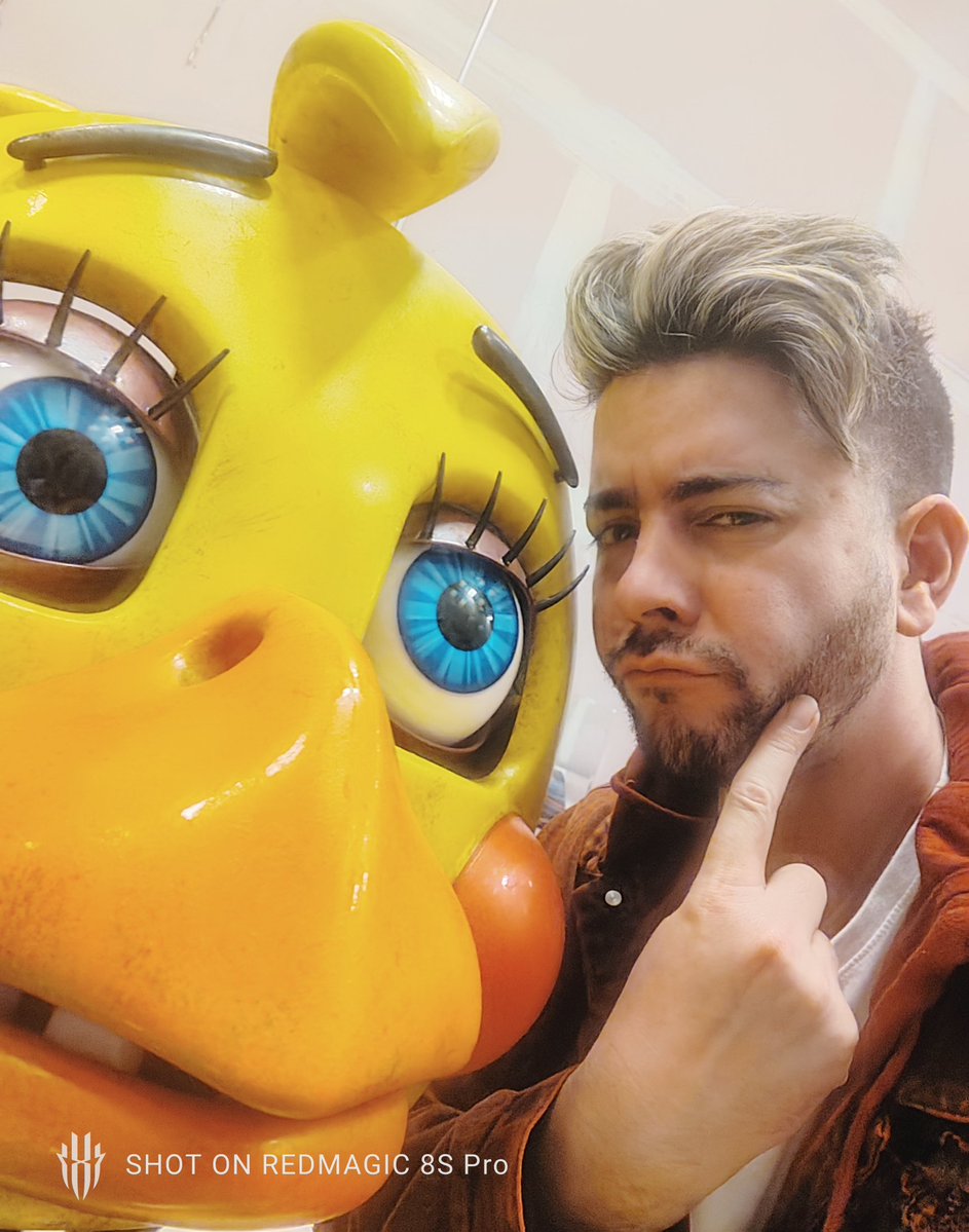 She may be a big bird,
But this ain't no Sesame Street.
Lemme educate y'all,
About Toy Chicas fe... 

Past history as William Afton 😈