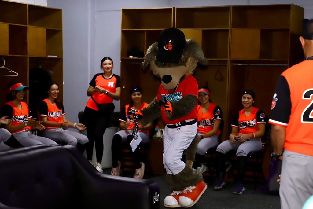 Naranjeroslms's tweet photo. Esta tarde iniciamos con el #EarlyCamp de la Escuadra Naranja y nuestras jugadoras tuvieron una cálida bienvenida por parte del manager Rolando Torres y Elías Salazar, Gerente Deportivo del club. 🤩🥎🍊 https://t.co/gLAEaLSlXh