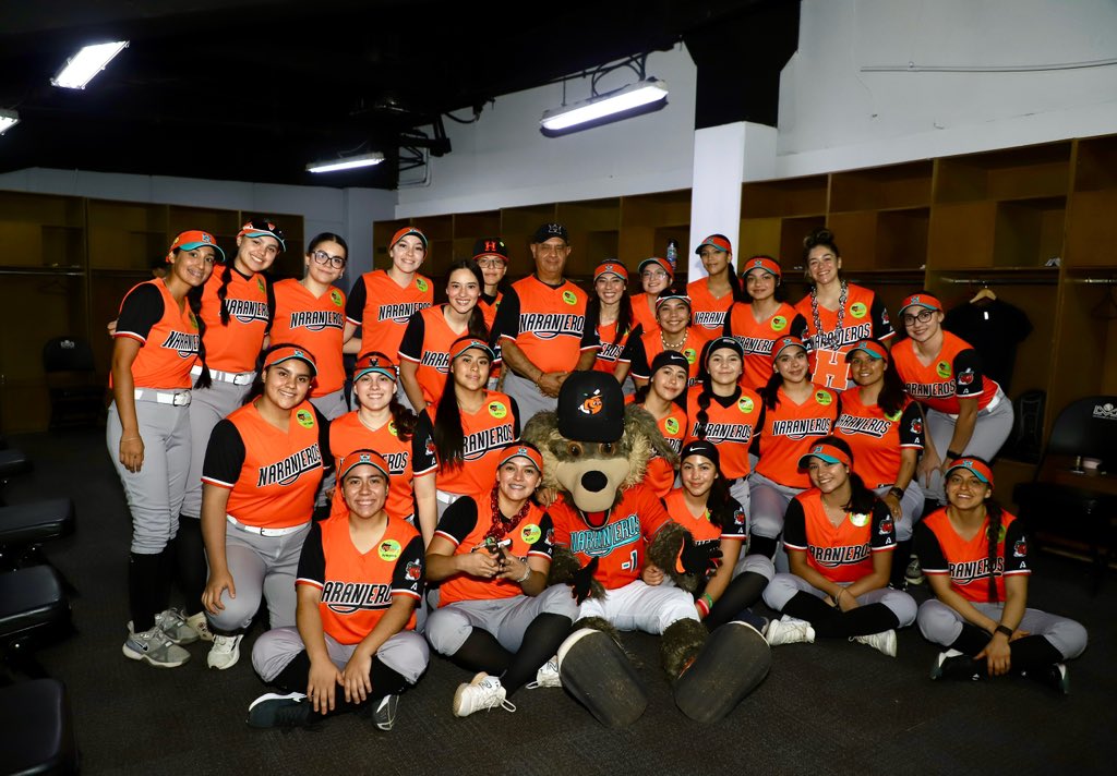 Naranjeroslms's tweet photo. Esta tarde iniciamos con el #EarlyCamp de la Escuadra Naranja y nuestras jugadoras tuvieron una cálida bienvenida por parte del manager Rolando Torres y Elías Salazar, Gerente Deportivo del club. 🤩🥎🍊 https://t.co/gLAEaLSlXh