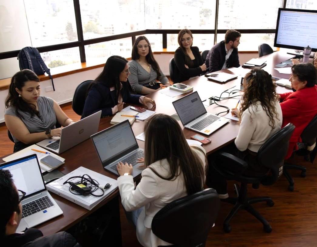 CJudicaturaEc's tweet photo. 🟣 | #CooperaciónInterinstitucional

En el marco del Convenio entre el @CJudicaturaEc y el @MinInteriorEc, se desarrolló el Subcomité de Seguridad, un espacio que consolida la lucha contra la corrupción y el crimen organizado.

🤝 La vocal @MagalyRuizCajas participó en esta mesa técnica, donde conoció de cerca las acciones articuladas para proteger la seguridad ciudadana y la confianza institucional.

Para aportar técnicamente a este trabajo interinstitucional, el CJ lidera varias iniciativas, entre ellas:

✅ Acompañamiento a procesos relacionados con casos de conmoción social vinculados a GDO’s.

✅ Acciones estratégicas contra los delitos de corrupción y crimen organizado.

✅ Apoyo especializado para fortalecer el orden público y la institucionalidad.

En esta mesa participan @MinInteriorEc, @FiscaliaEcuador, @Salud_Ec y @IESSec, sumando esfuerzos por una justicia efectiva y transparente.

#RecuperamosLaJusticia ⚖️