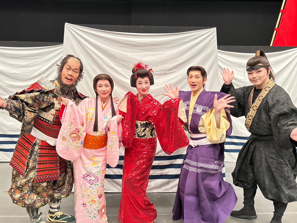 連日たくさんのお客様に『大逆転！戦国武将誉賑』をご観劇いただき、ありがとうございます😌✨

本日は中日になります！
24日までありますので、ぜひ劇場に遊びに来ていただけますと嬉しいです！🪭
本日の公演行ってまいります！

先日のアフタートークでのお写真を📸

staff
#檀れい #戦国かーにばる