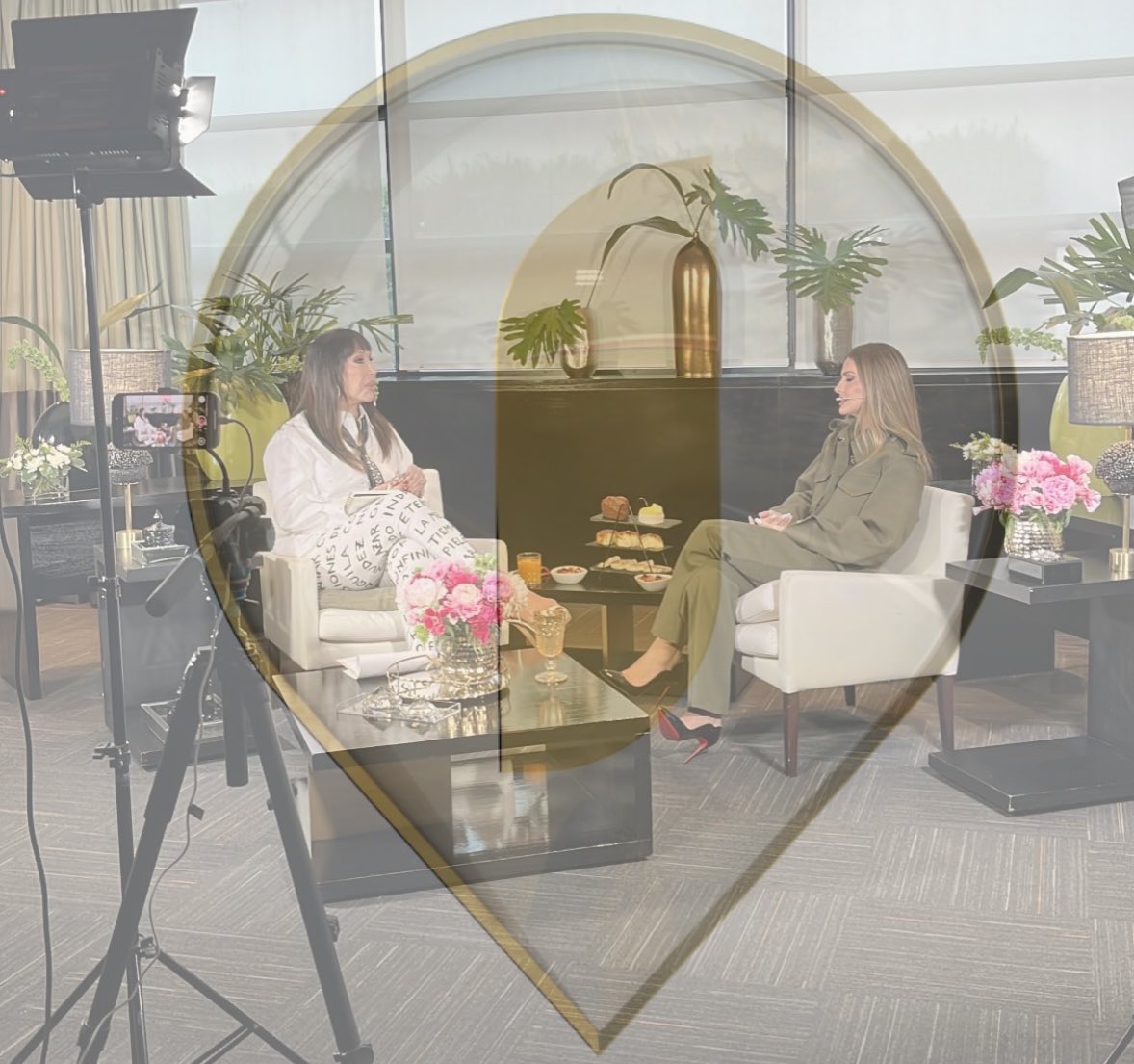 Intrusos's tweet image. 🔥IMÁGENES EXCLUSIVAS: #intrusos 
La china entrevistada por Mami Mo, Maurito aparece pero solo para saludar, nos cuentan que fue muy divertida la entrevista (A lo Moria) ¿Se imaginaban este Crossower?👀