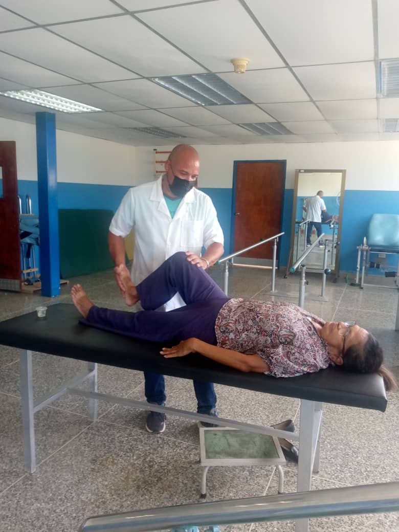 CubacooperaveG's tweet photo. Ética profesional y atención con calidad distinguen la labor que realizan los profesionales de la Misión Médica Cubana en la Sala de Rehabilitación Integral (SRI) Daniel Ramos del municipio Las Mercedes del Llano. 
#CubaPorLaVida
#CubaCoopera https://t.co/zO1iVaDiAu