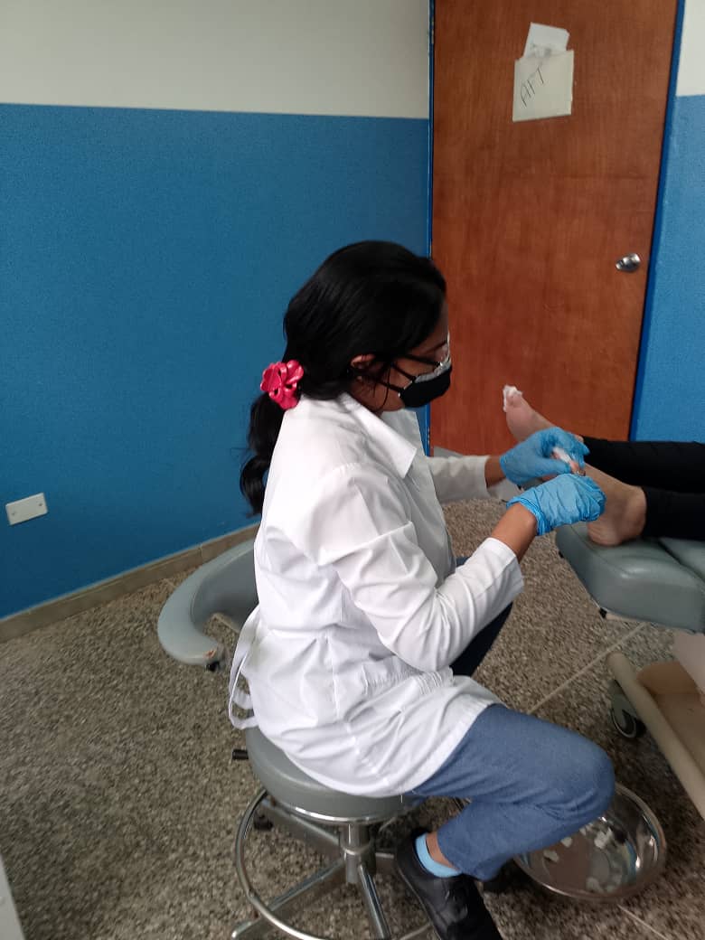 Ética profesional y atención con calidad distinguen la labor que realizan los profesionales de la Misión Médica Cubana en la Sala de Rehabilitación Integral (SRI) Daniel Ramos del municipio Las Mercedes del Llano. 
#CubaPorLaVida
#CubaCoopera