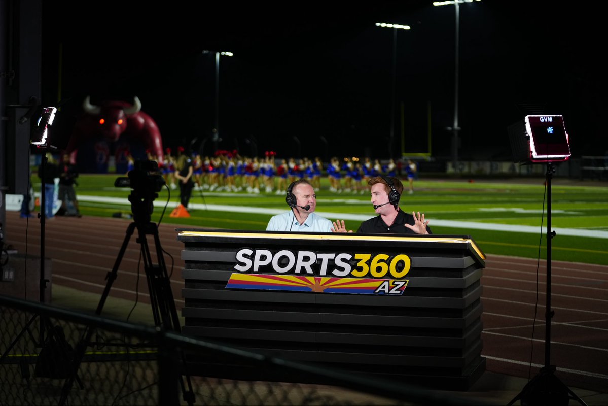 Out at Mountain View v Centennial and get to see <a href="/EricSports360AZ/">Eric Sorenson</a> and <a href="/spurge_/">Jordan Spurgeon</a> chopping it up on the sidelines with this slick setup. 

Arizona HS sports got a great media community.