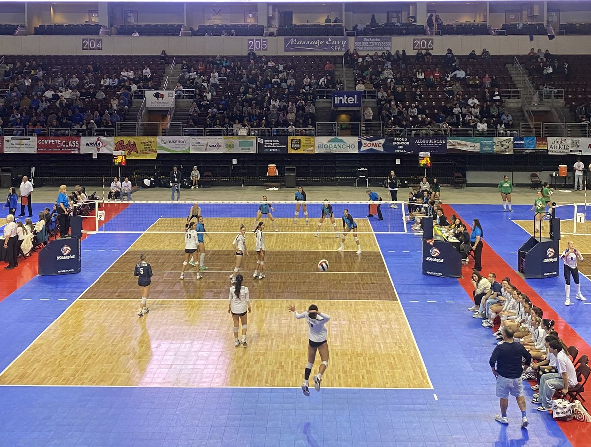 LCHS_MTapia's tweet image. Bears volleyball takes game 2. Keep it up ladies!!
#WALC