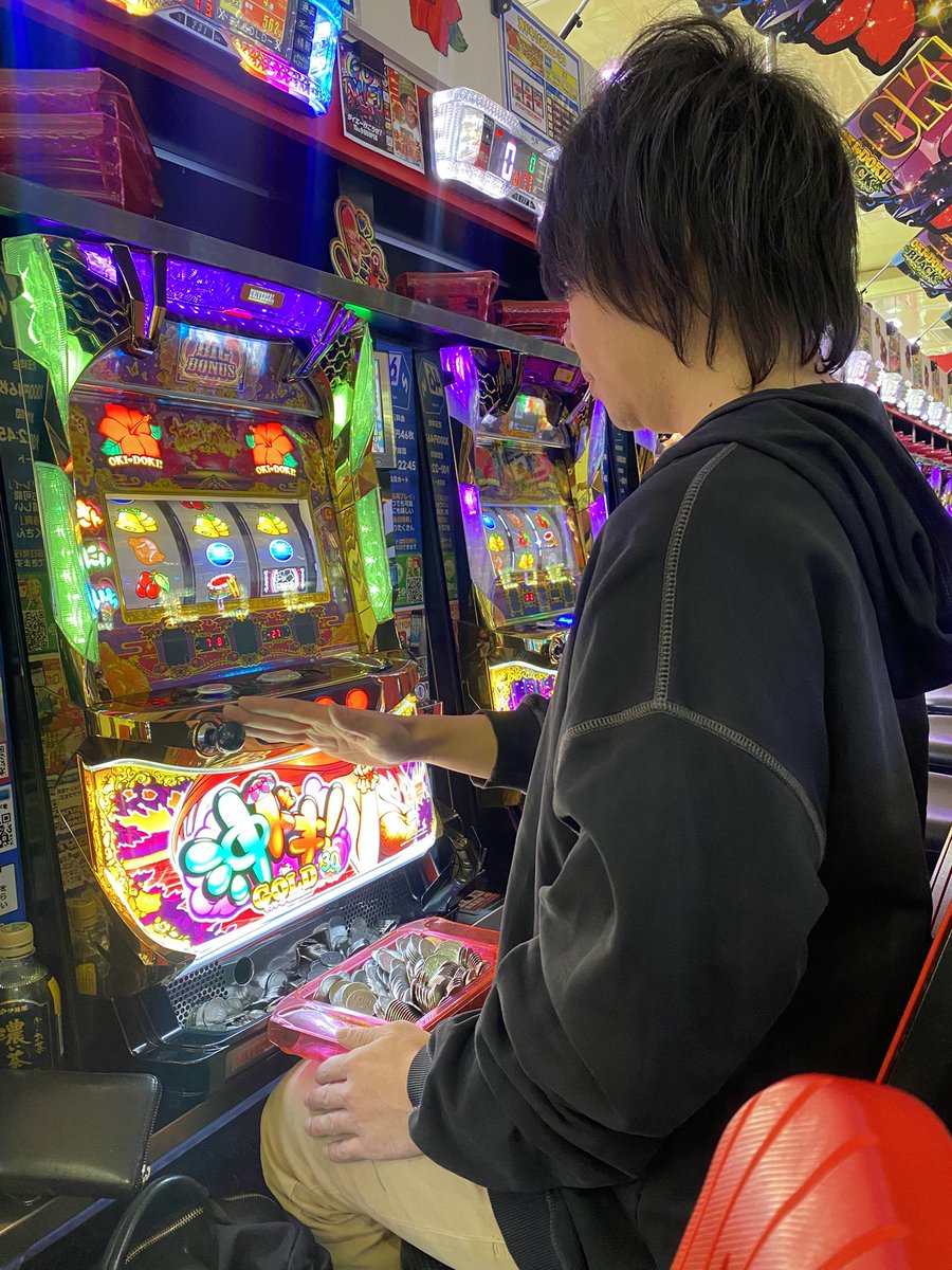 猫背の私ですが沖スロを打つと自然と背筋が伸びます。そう、沖スロには