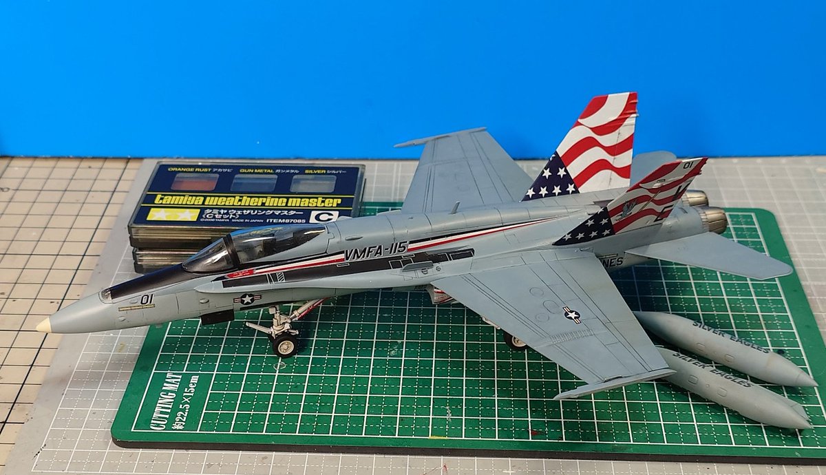 #もっとトップガン祭り
ハセガワ 1/72 F/A-18C
VMFA-115 SILVER EAGLES

仕事の悩みを暫し忘れ精神的にも落ち着ける土曜日の朝♪
ようやく脚をつけて、キャノピーを仮り乗せして眺める…
う〜ん、なんかのっぺりしてるのでこれからウェザリングマスターでモサモサ感を付け加えて出来の悪さに抗おう😁