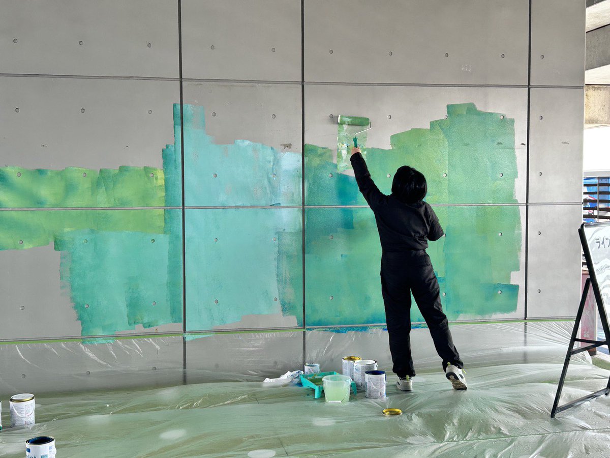 ライブペイントはじまりました🫟🖼️ グランドスタンドの壁面に