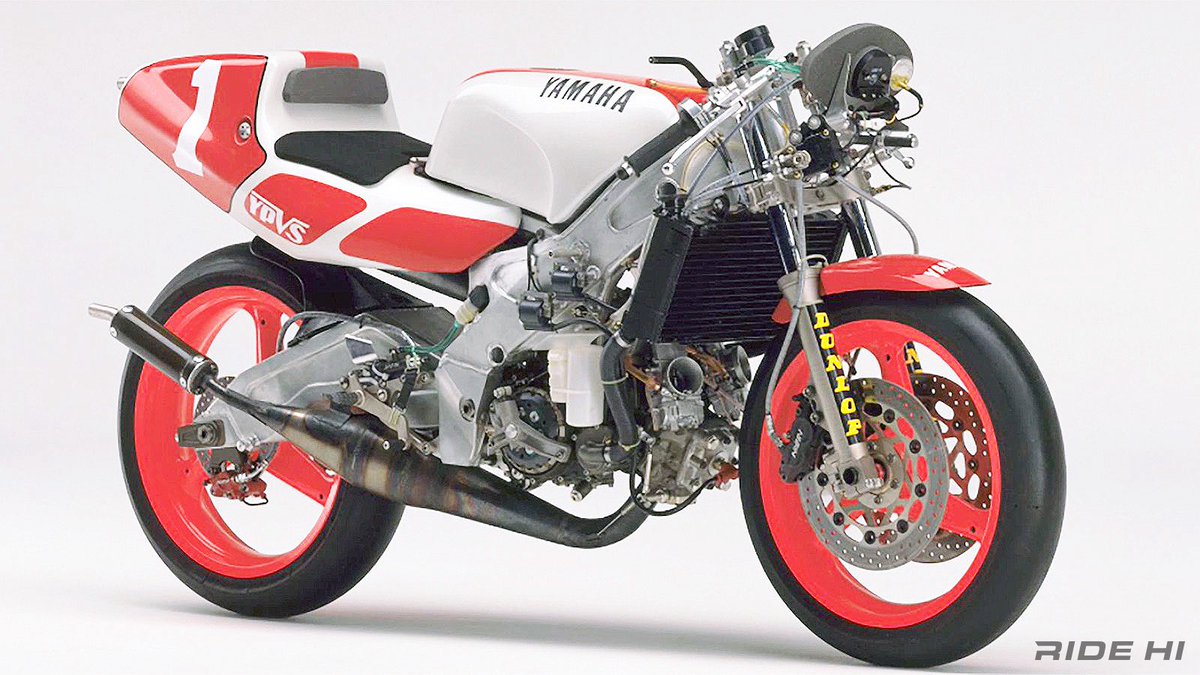 PutiMotor's tweet image. &apos;91〜&apos;95 ヤマハ TZR250R(3XV)の解説❗️

ワークスマシンYZRに市販レーサーTZとの併行開発で、妥協のないハイエンドマシンへ進化

画期的な1軸90°Ｖツイン

車体へ荷重をかける勘ドコロを掴んだライダーでないと、一瞬の荷重抜けなどで途中で旋回が弱まる難しさも内包していた

ride-hi.com/machine/yamaha…