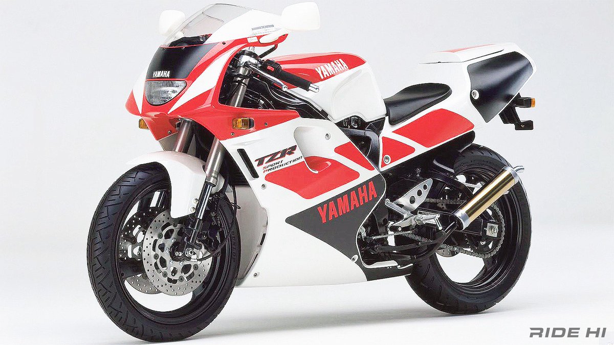 PutiMotor's tweet image. &apos;91〜&apos;95 ヤマハ TZR250R(3XV)の解説❗️

ワークスマシンYZRに市販レーサーTZとの併行開発で、妥協のないハイエンドマシンへ進化

画期的な1軸90°Ｖツイン

車体へ荷重をかける勘ドコロを掴んだライダーでないと、一瞬の荷重抜けなどで途中で旋回が弱まる難しさも内包していた

ride-hi.com/machine/yamaha…