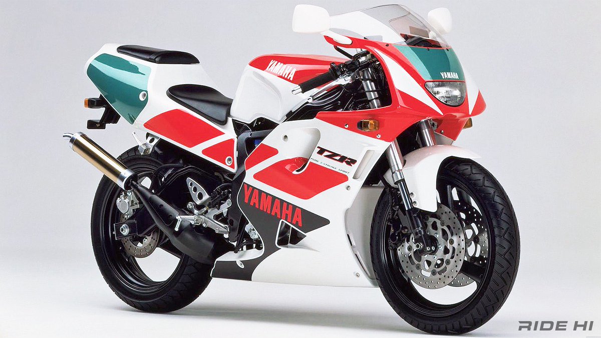 PutiMotor's tweet image. &apos;91〜&apos;95 ヤマハ TZR250R(3XV)の解説❗️

ワークスマシンYZRに市販レーサーTZとの併行開発で、妥協のないハイエンドマシンへ進化

画期的な1軸90°Ｖツイン

車体へ荷重をかける勘ドコロを掴んだライダーでないと、一瞬の荷重抜けなどで途中で旋回が弱まる難しさも内包していた

ride-hi.com/machine/yamaha…