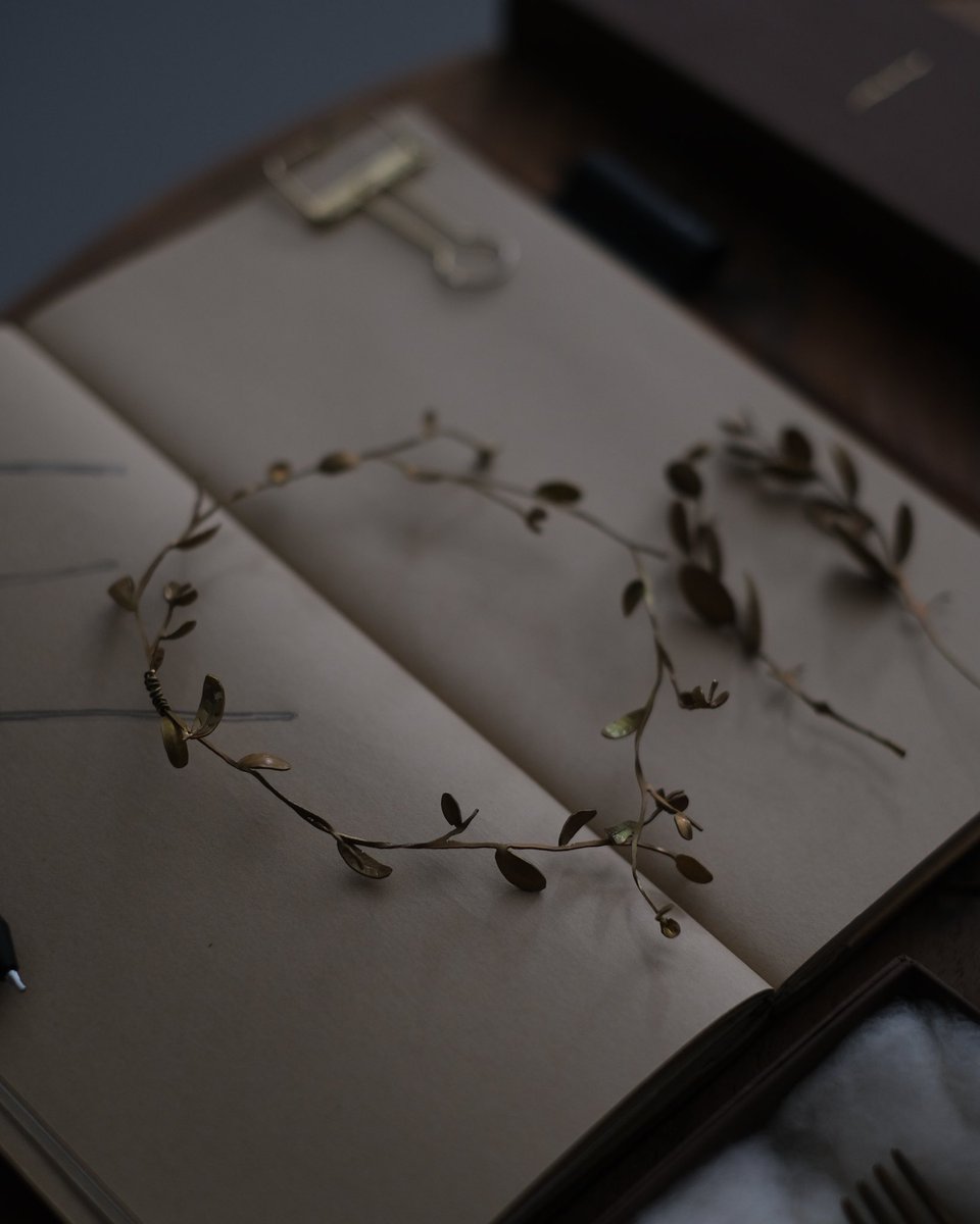 また可愛いものができました。
これからの季節に良さそうな真鍮のリース

針金ではなく、板から切り出して作っています。
切り出しには何時間もかかりますが、その方が枝がくたくたして可愛くなるんです。