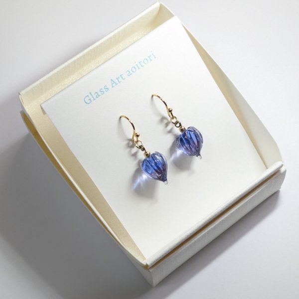 glassartaoitori's tweet image. #神保町 #PASSAGEbis！
#青い鳥の物語 の棚
改めて、大きな画像にてご案内です。
この秋冬におすすめの彩りの
「光の蕾」
ピアスイヤリングを前回と逆にして再販です。
是非お気軽に　#PASSAGE のエレベーター3階
素敵な書棚が並ぶ空間にてゆっくりご覧頂けますよう、よろしくお願いします😊