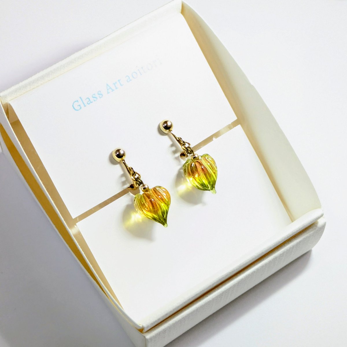 glassartaoitori's tweet image. #神保町 #PASSAGEbis！
#青い鳥の物語 の棚
改めて、大きな画像にてご案内です。
この秋冬におすすめの彩りの
「光の蕾」
ピアスイヤリングを前回と逆にして再販です。
是非お気軽に　#PASSAGE のエレベーター3階
素敵な書棚が並ぶ空間にてゆっくりご覧頂けますよう、よろしくお願いします😊