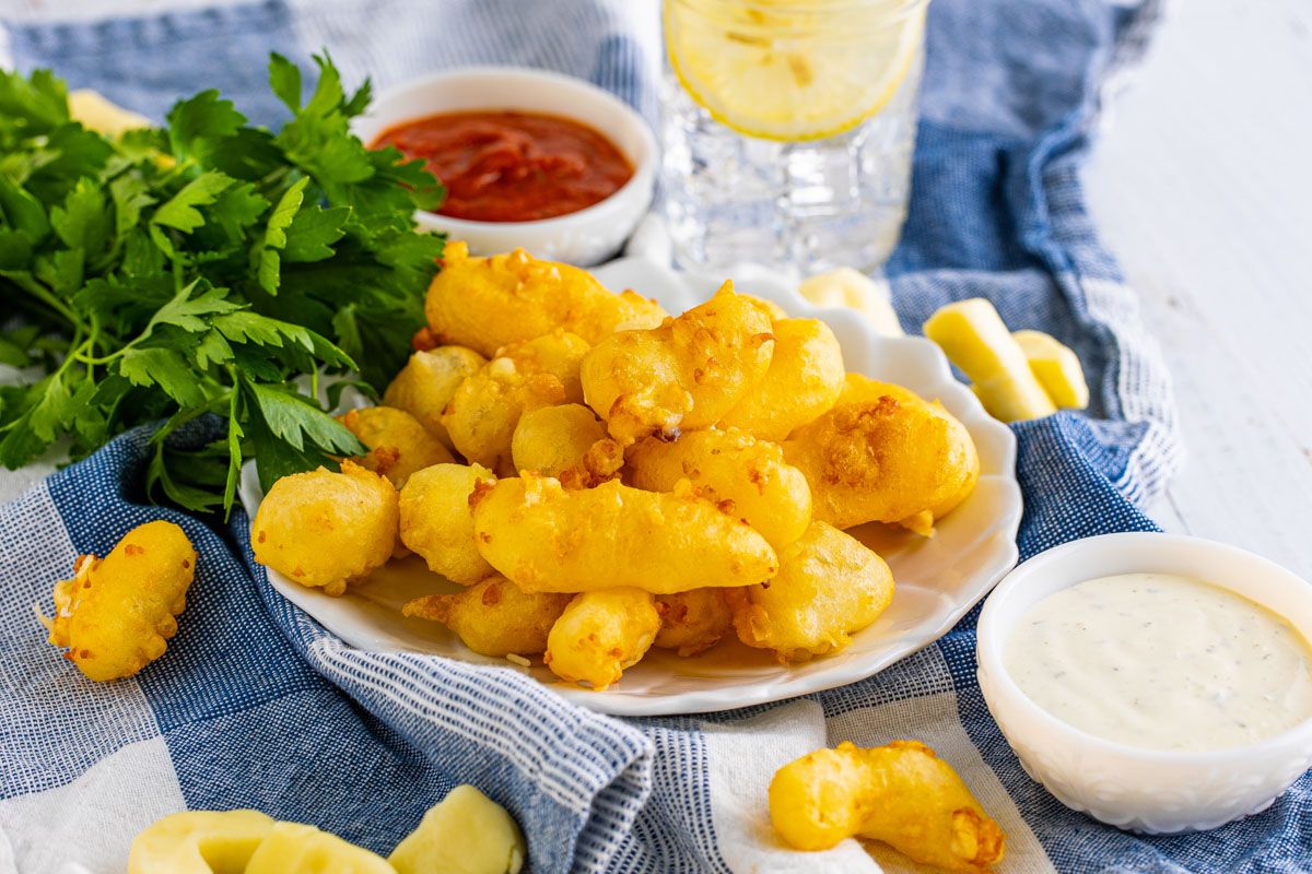kyleecooks's tweet image. Fried Cheese Curds are so easy to make at home! This delicious recipe uses fresh cheese curds dunked in buttermilk, seasoned up and fried until golden brown. #cheesecurds #cheese #fried #recipe #kyleecooks kyleecooks.com/fried-cheese-c…