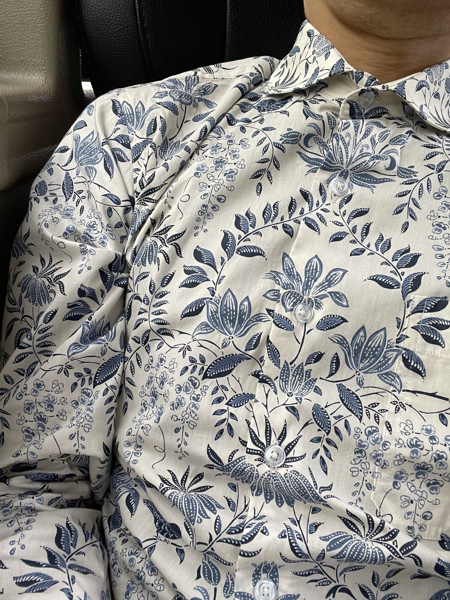 shikeo's tweet photo. インドネシアに出張で来ています。富士山みたいな山ありました。バティックというシャツ買いました。 https://t.co/l4zssaX6Sn