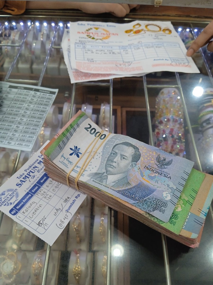 nyonyapuffft's tweet image. Titik terendah seorang wanita adalah metu tekan toko emas malah nggowo duet