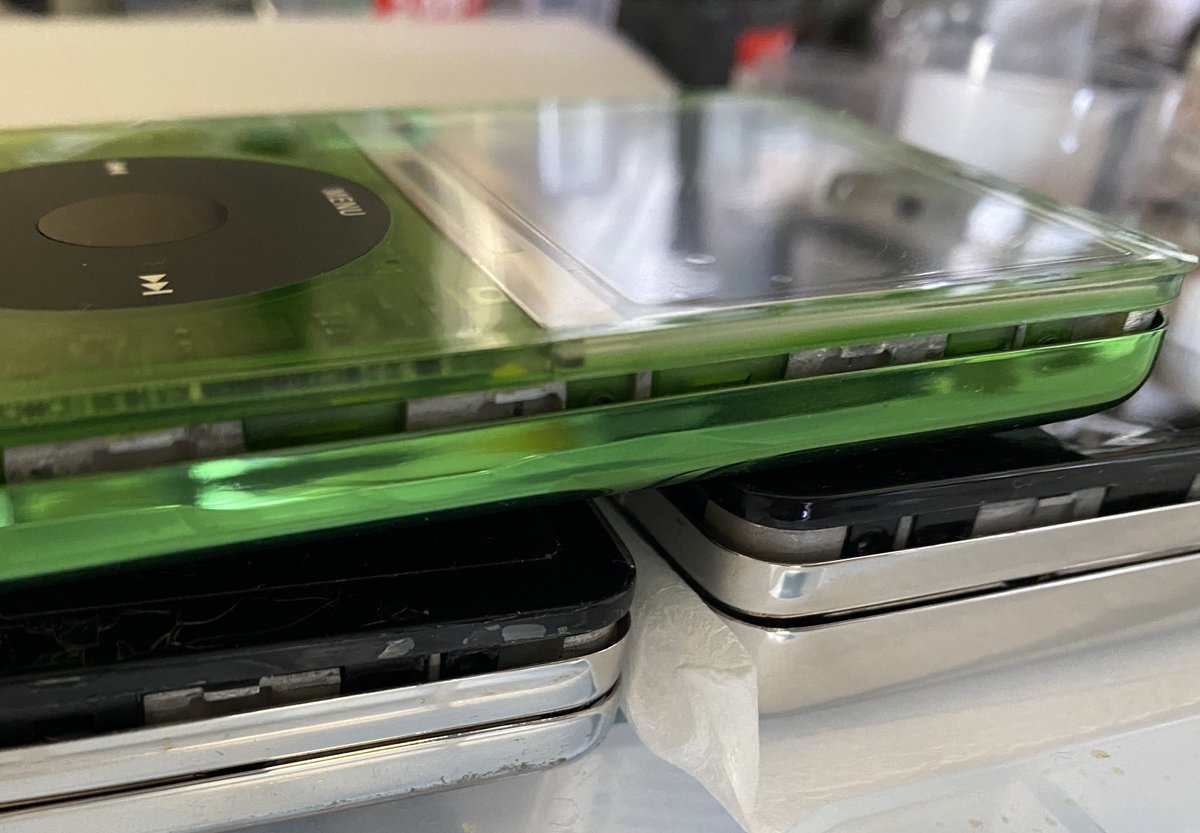 ipod 3台まとめて 半開きのiPod classicが3台。閉めると開けるのが面倒なのでこの状態で