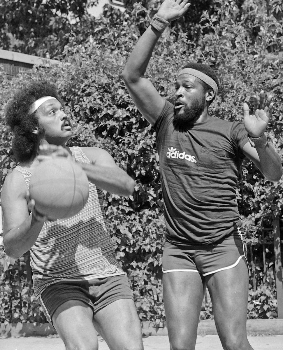 _djshort's tweet photo. Rev. Jesse Jackson &amp; Marvin Gaye playing basketball [1976] https://t.co/sXF2Nkv5ff