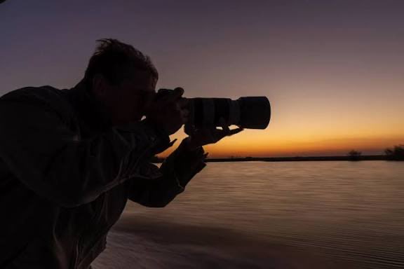 mhm25_1's tweet photo. ياغاية الحسن لاتبحث عن الخافي
الخافي أعظم وحبّك حطم ��ركاني

شفتك وزاد الغلا ياشف الأشفافي
ياعنق ريمٍ سرق قلبي وخلاني

ماغير أجرّ الونين وينكتب قافي
وباب الغزل يفتح من الباب بيباني

إن كنت مسرف ترى في حبك إسرافي
علقتني فيك ياشوقي ووجداني

أصوّرك مثل تصوير الفوتوغرافي
فعيوني اللي تشوفك حلم وآماني

حيرتني بالجمال وزين الاوصافي
ووردتني للمنيه يوم تنساني

أرحم لي الحرب من هجرانك الجافي
لو كان أواجه حروب وجيش عثماني
#فوتو غرافي