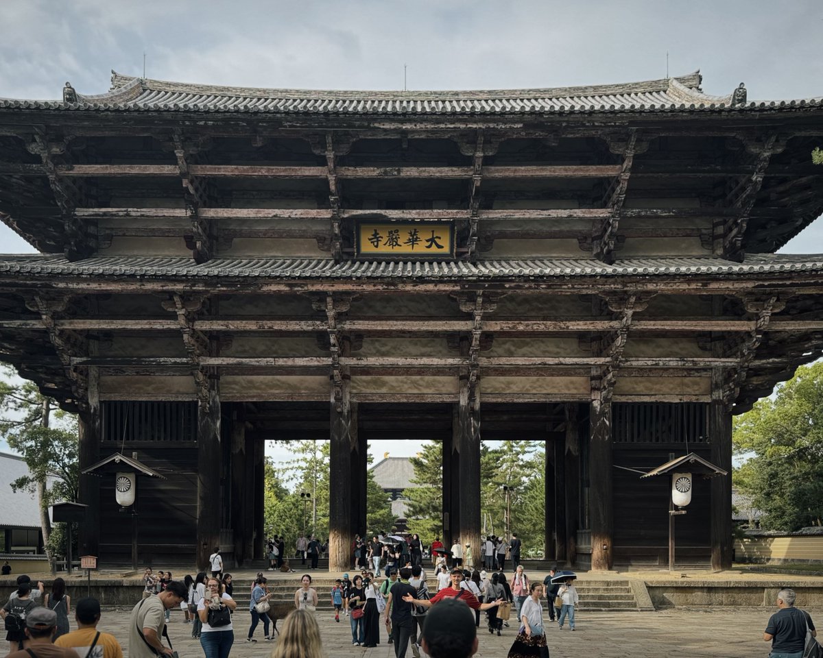 Location…Nara Park, Nara
国宝【東大寺 大仏殿】圧巻の光景🙏
#LeicaLUX  

#写真好きな人と繫がりたい
#streetphotography