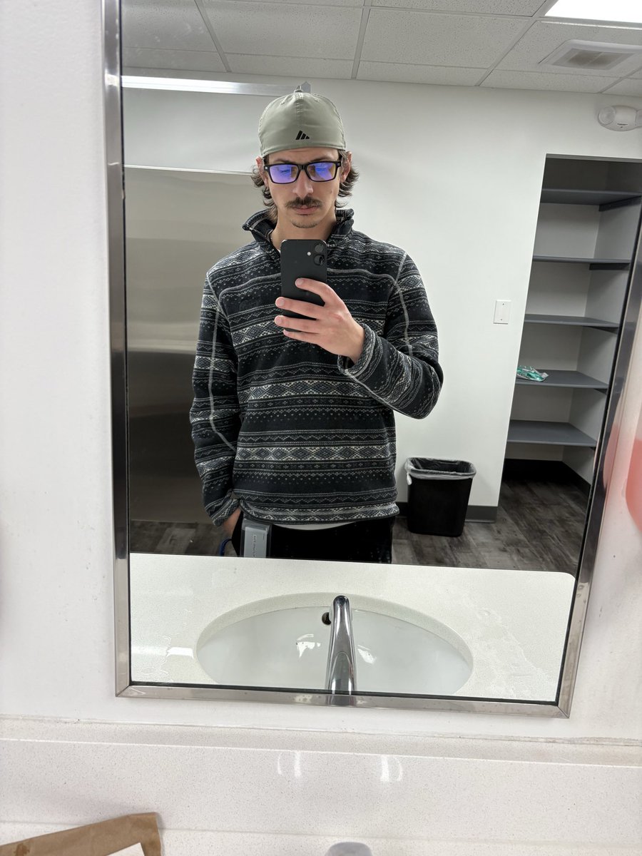 DontLookTop's tweet image. The artist and his art 👨‍🔬