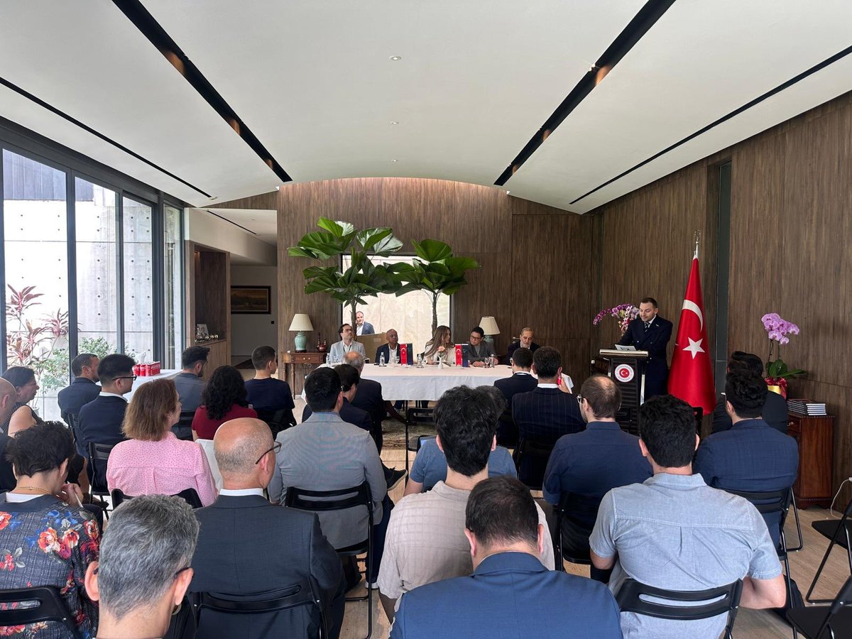 RecroTech's tweet image. AI Tomorrow Summit Singapore 2025 🇹🇷 🤝 🇸🇬

Our Founder and Chairman of @zkucuksabanoglu, delivered the opening speech at the AI Tomorrow Summit Singapore, organized by the @aipaturkey in cooperation with the Embassy of the Republic of Türkiye in Singapore.

@aitomorrowsum