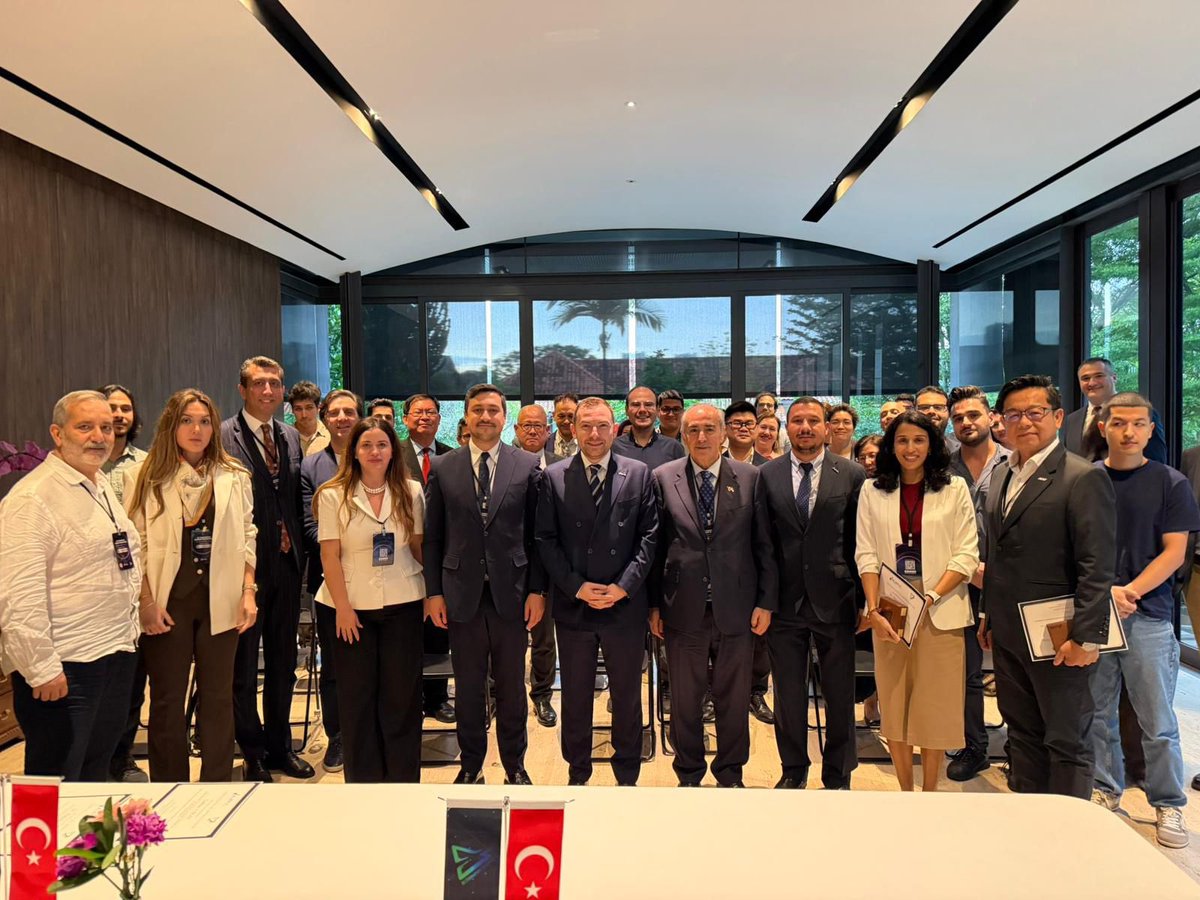 RecroTech's tweet image. AI Tomorrow Summit Singapore 2025 🇹🇷 🤝 🇸🇬

Our Founder and Chairman of @zkucuksabanoglu, delivered the opening speech at the AI Tomorrow Summit Singapore, organized by the @aipaturkey in cooperation with the Embassy of the Republic of Türkiye in Singapore.

@aitomorrowsum