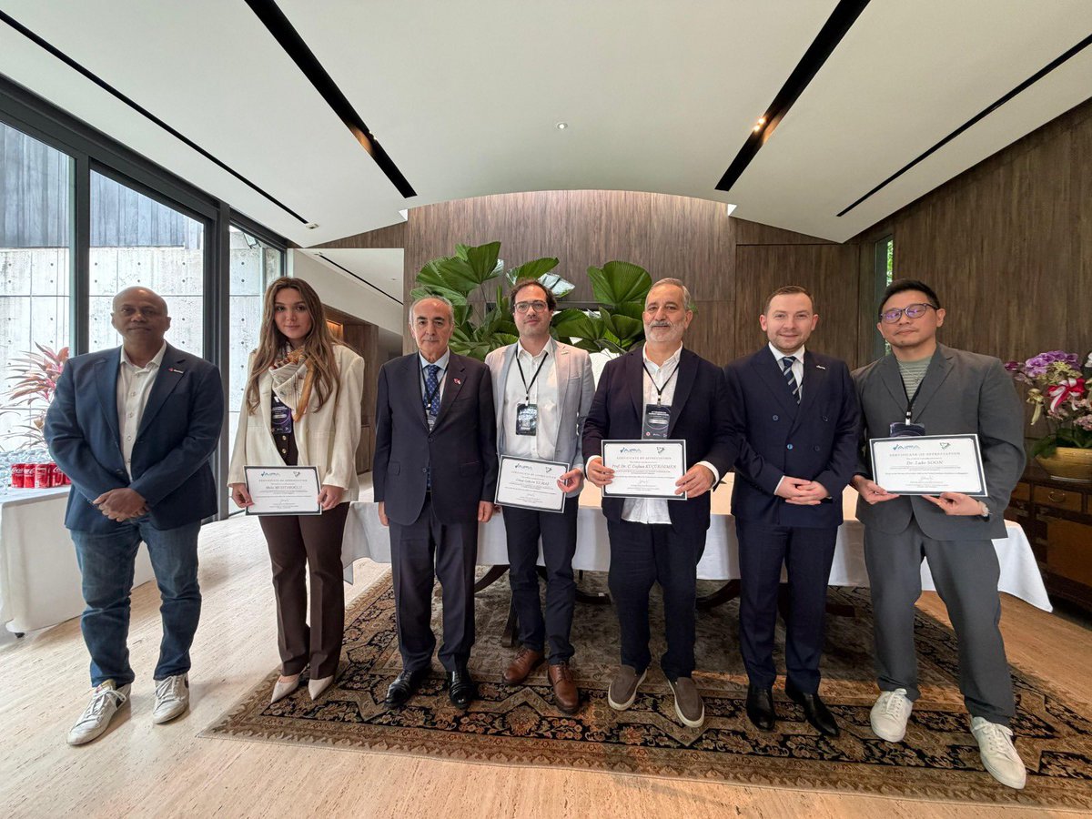 RecroTech's tweet image. AI Tomorrow Summit Singapore 2025 🇹🇷 🤝 🇸🇬

Our Founder and Chairman of @zkucuksabanoglu, delivered the opening speech at the AI Tomorrow Summit Singapore, organized by the @aipaturkey in cooperation with the Embassy of the Republic of Türkiye in Singapore.

@aitomorrowsum