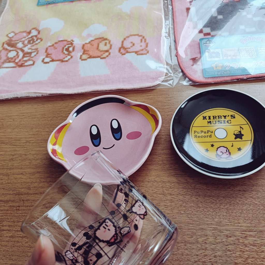 Pinoko_spoon's tweet photo. カービィの一番くじ、ファミマで5回引いてきた！！
私の中では神当たり！！！✨🥺✨
カ���ビィ好きなのにガチャガチャではデデデやワドルディ出す率高いからランダムのお皿なんてダブりも含め恐怖だったんだけど、どっちもカービィだったああああ😭！！！！
グラスもアホ可愛いいいいいいい https://t.co/nUGesPyaXE
