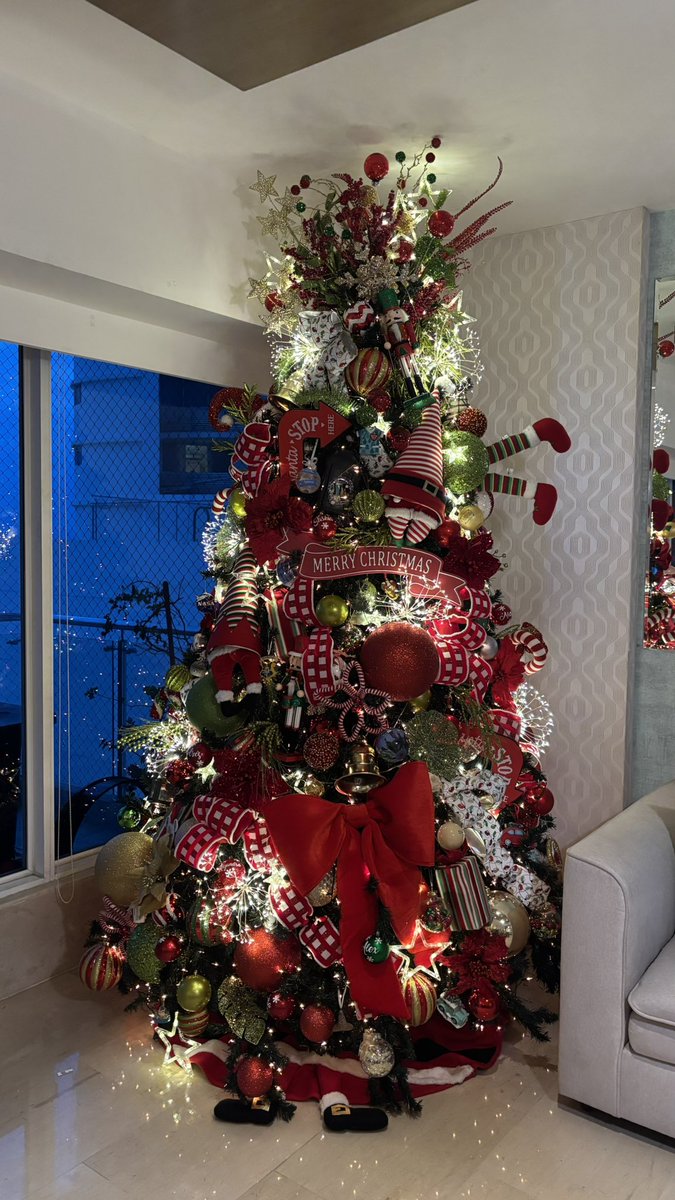 MAC_0588's tweet photo. Christmas Its here 💚 https://t.co/qfaHpkaKU9