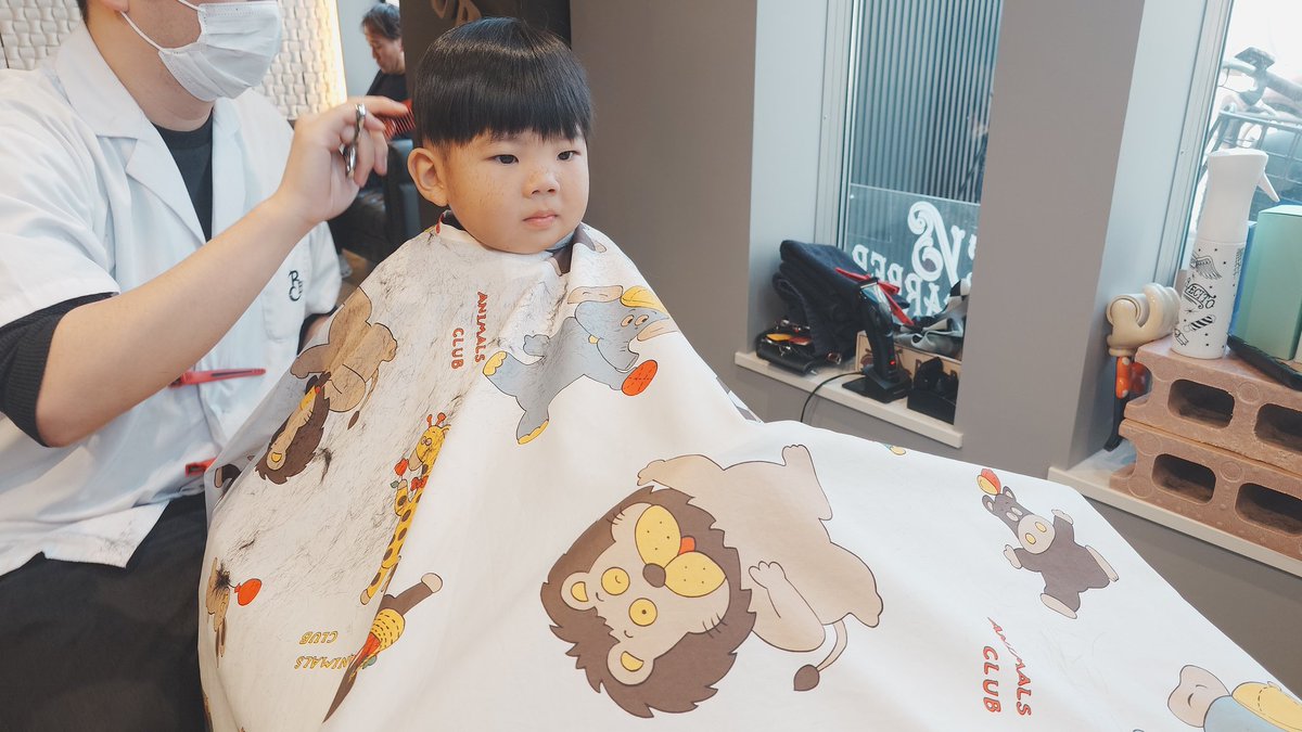 初めての床屋。 おとなしく切られてました。 そして父は街頭へ。