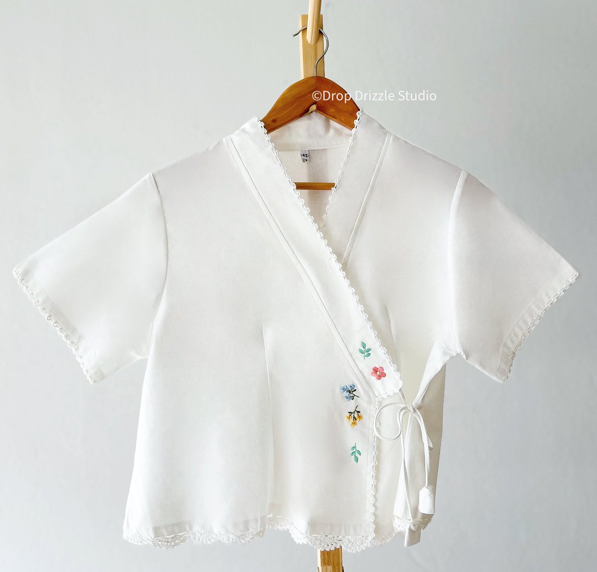 dropdrizzle_stu's tweet image. ใครชอบใส่เสื้อพื้นเมืองภาคเหนือฝากตัวด้วยจ้าว งานปักมือสไตล์มินิมอลน่ารักๆ ค่ะ เราทำเองทุกชิ้น 🪡🧵

ขอบคุณพื้นที่ด้วยนะคะ 🌿