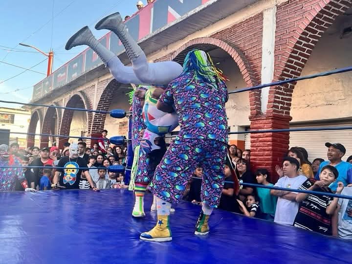 LaTijeraLucha's tweet photo. La lucha súper estelar del festejo del 63 aniversario del Mercado Nuevo Evolución puso al público a dividirse entre rudos y técnicos cuando en la recta final #CocoVerde, #Cocolores y #CocoRojo faulea a #AlebrijeAAA, quien fue acompañado por #MonstherClown y #MascaraSagradaJr... https://t.co/HSeKL0GTFI