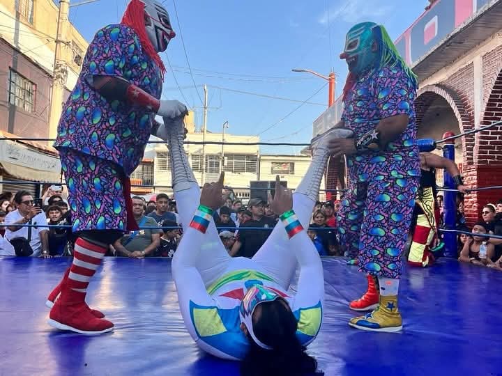 LaTijeraLucha's tweet photo. La lucha súper estelar del festejo del 63 aniversario del Mercado Nuevo Evolución puso al público a dividirse entre rudos y técnicos cuando en la recta final #CocoVerde, #Cocolores y #CocoRojo faulea a #AlebrijeAAA, quien fue acompañado por #MonstherClown y #MascaraSagradaJr... https://t.co/HSeKL0GTFI