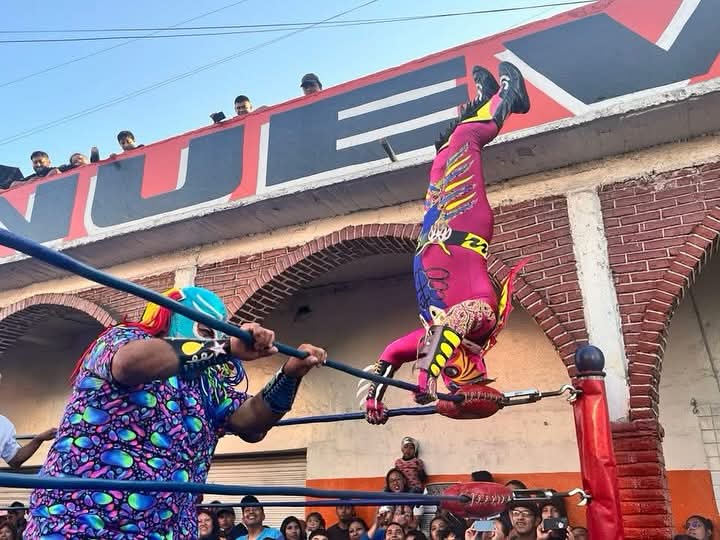 LaTijeraLucha's tweet photo. La lucha súper estelar del festejo del 63 aniversario del Mercado Nuevo Evolución puso al público a dividirse entre rudos y técnicos cuando en la recta final #CocoVerde, #Cocolores y #CocoRojo faulea a #AlebrijeAAA, quien fue acompañado por #MonstherClown y #MascaraSagradaJr... https://t.co/HSeKL0GTFI