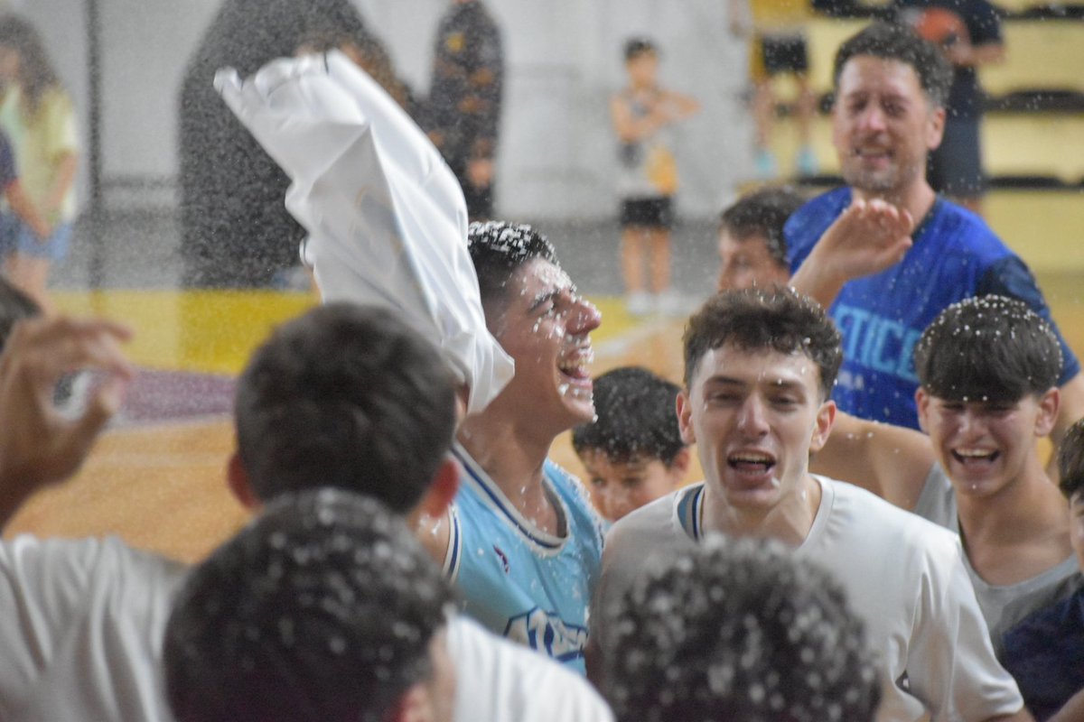 ¡Campeones y Ascenso!

¡¡¡Nos vamos a la Liga Federal!!!

Libertad 51
Atlético 67

#VamosCeleste