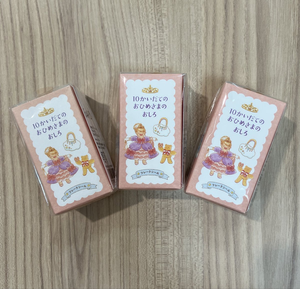 ehonshiroshima's tweet image. 「10かいだてのおひめさまのおしろ」のフレークシールをご紹介します❗️ 
おひめさまになるためのドレスやバッグのフレークシールはとってもステキ
今なら絵本もクリスマスカバーです🎄

#のはなはるか #10かいだてのおひめさまのおしろ #ehonshiroshima#ジュンク堂書店広島駅前店#MARUZEN広島駅前店