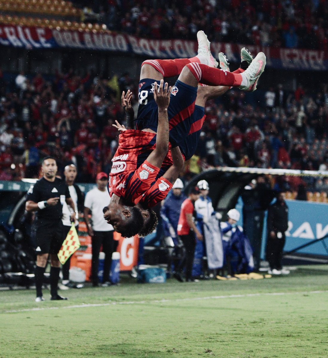 La foto es un poema en movimiento: dos jugadores del DIM celebrando como si fueran atletas en pleno podio olímpico. Sincronizados, plásticos, dueños de un instante que no se repite. Lo que hicieron estos dos muchachos no fue festejar un gol, fue escribir con sus cuerpos una de